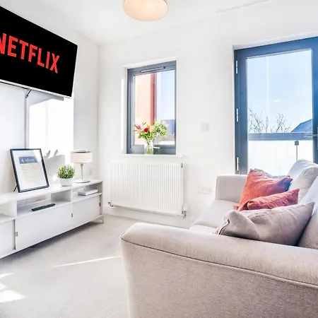 Thecountingsheep - Heathrow In 15 Mins - Glass Balcony - Dedicated Workspace - Direct Booking Perks
